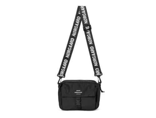 sort skuldertaske fra Mads Nørgaard med logo skulderrem